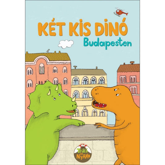 A „Két kis dínó Budapesten” című gyerekkönyv borítója. A képen a két főszereplő, a zöld Nyamm és a narancssárga Trikó látható, akik egy budapesti háztető előtt beszélgetnek. A háttérben klasszikus pesti bérházak homlokzata és egy piros helikopter repül az égen. A borító játékosan jeleníti meg, hogyan kalandozik a két kis dínó Magyarország fővárosában.
