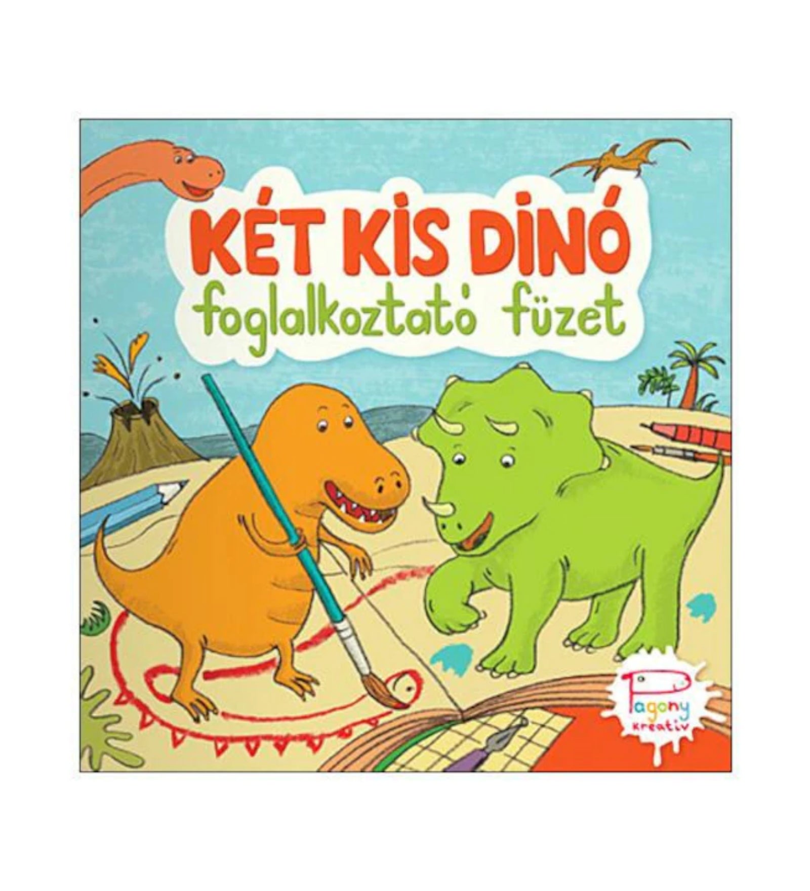 A „Két kis dínó – foglalkoztató füzet” borítója. A képen a sorozat két főszereplője, Trikó, a zöld triceratopsz és Nyamm, a narancssárga ragadozó dínó látható, amint vidáman rajzolnak és festenek egy nagy ecsettel a homokba. A háttérben hegyek, pálmafák és repülő őshüllők tűnnek fel, játékos hangulatot teremtve. A borító alján a Pagony Kreatív logó látható.