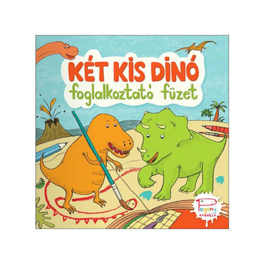 A „Két kis dínó – foglalkoztató füzet” borítója. A képen a sorozat két főszereplője, Trikó, a zöld triceratopsz és Nyamm, a narancssárga ragadozó dínó látható, amint vidáman rajzolnak és festenek egy nagy ecsettel a homokba. A háttérben hegyek, pálmafák és repülő őshüllők tűnnek fel, játékos hangulatot teremtve. A borító alján a Pagony Kreatív logó látható.