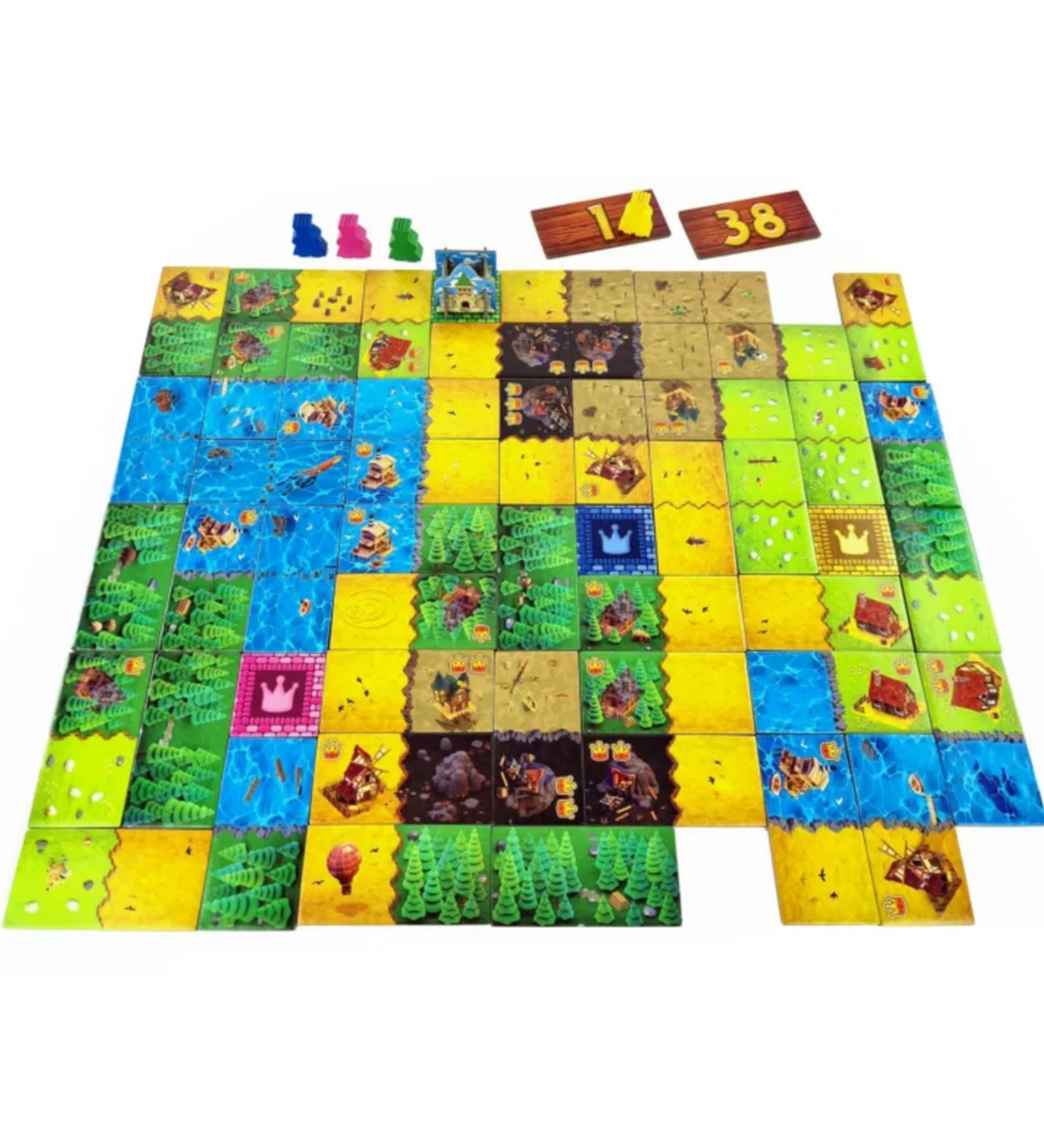 A Kingdomino társasjáték 2. kiadásának színes játéktáblája – különböző birodalmak mezőkkel, vízzel, erdőkkel és várakkal, négy játékos színes figuráival.