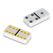 Két dominólap közelről – fehér dominók kék és sárga pöttyökkel, műanyag kivitelben.