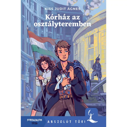 Kórház az osztályteremben könyvborító Kiss Judit Ágnes ifjúsági regényéhez, amelyen két fiatal látható az 1956-os forradalom idején magyar zászlóval és városi háttérrel.