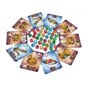 Kristály műhely társasjáték kártyái kör alakban elrendezve, különböző értékű mágikus tárgyakat ábrázoló lapokkal és színes, csiszolt hatású kristálykövekkel a középen, fehér háttéren.