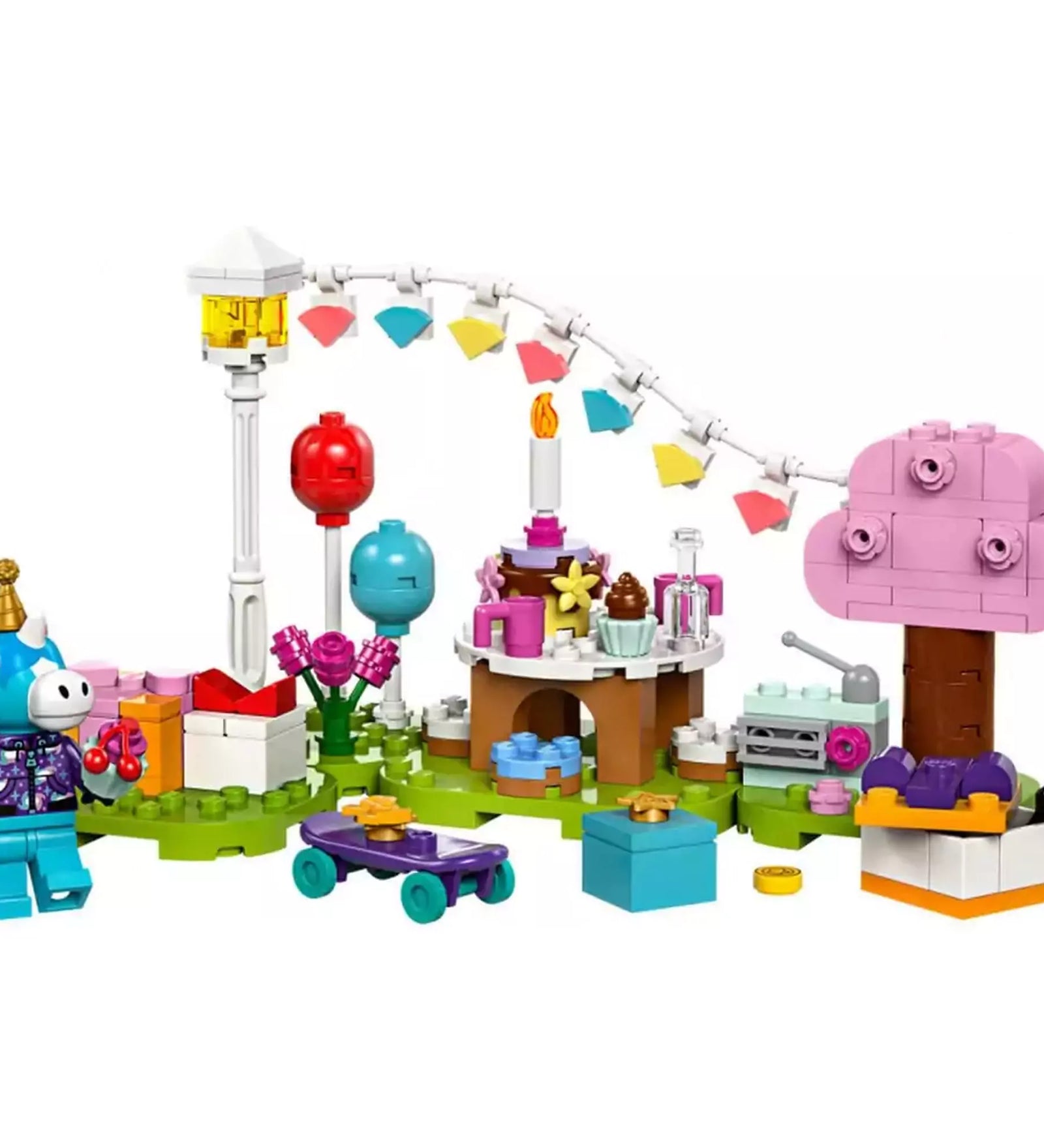 Részletes jelenet a LEGO Animal Crossing Julian születésnapi bulija (77046) készletből, színes díszítéssel, lufikkal, ajándékokkal, tortával és Julian minifigurával.