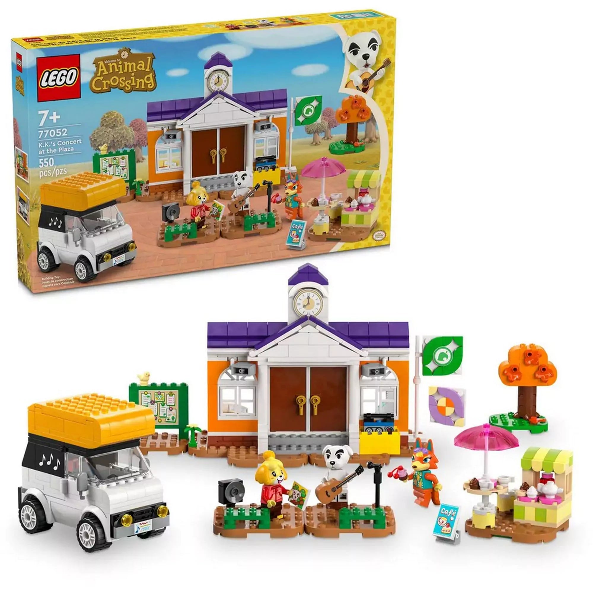 LEGO Animal Crossing: K.K. koncertje a téren (77052) doboz és a teljes összeépített jelenet, benne a városházával, minifigurákkal, kisbusszal és kiegészítőkkel.