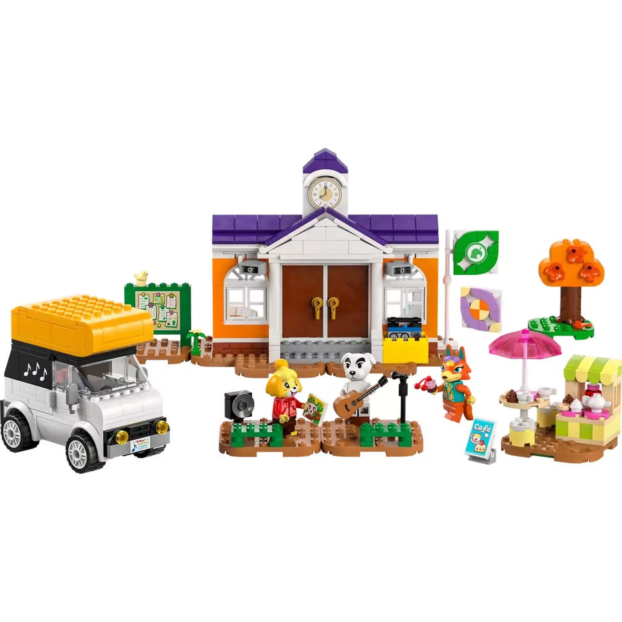 Teljes összeállított jelenet a LEGO Animal Crossing: K.K. koncertje a téren (77052) készletből – városháza, minifigurák, koncertterület, fa, zászlók és kisbusz.