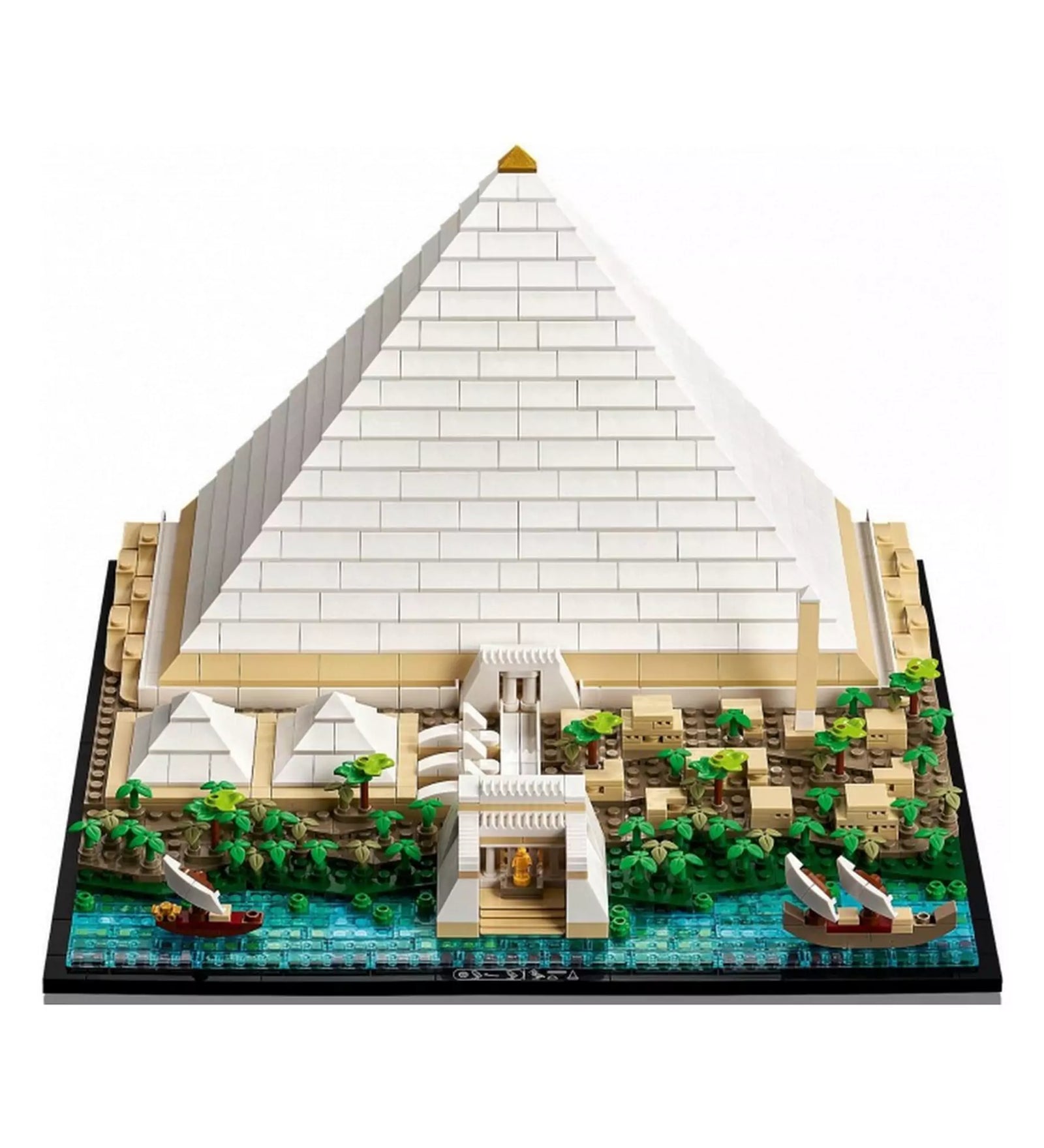 A LEGO Architecture: A gízai nagy piramis (21058) készlet elölnézeti képe, ahol jól látható a nagy fehér piramis, a templom és a Nílus menti hajók.