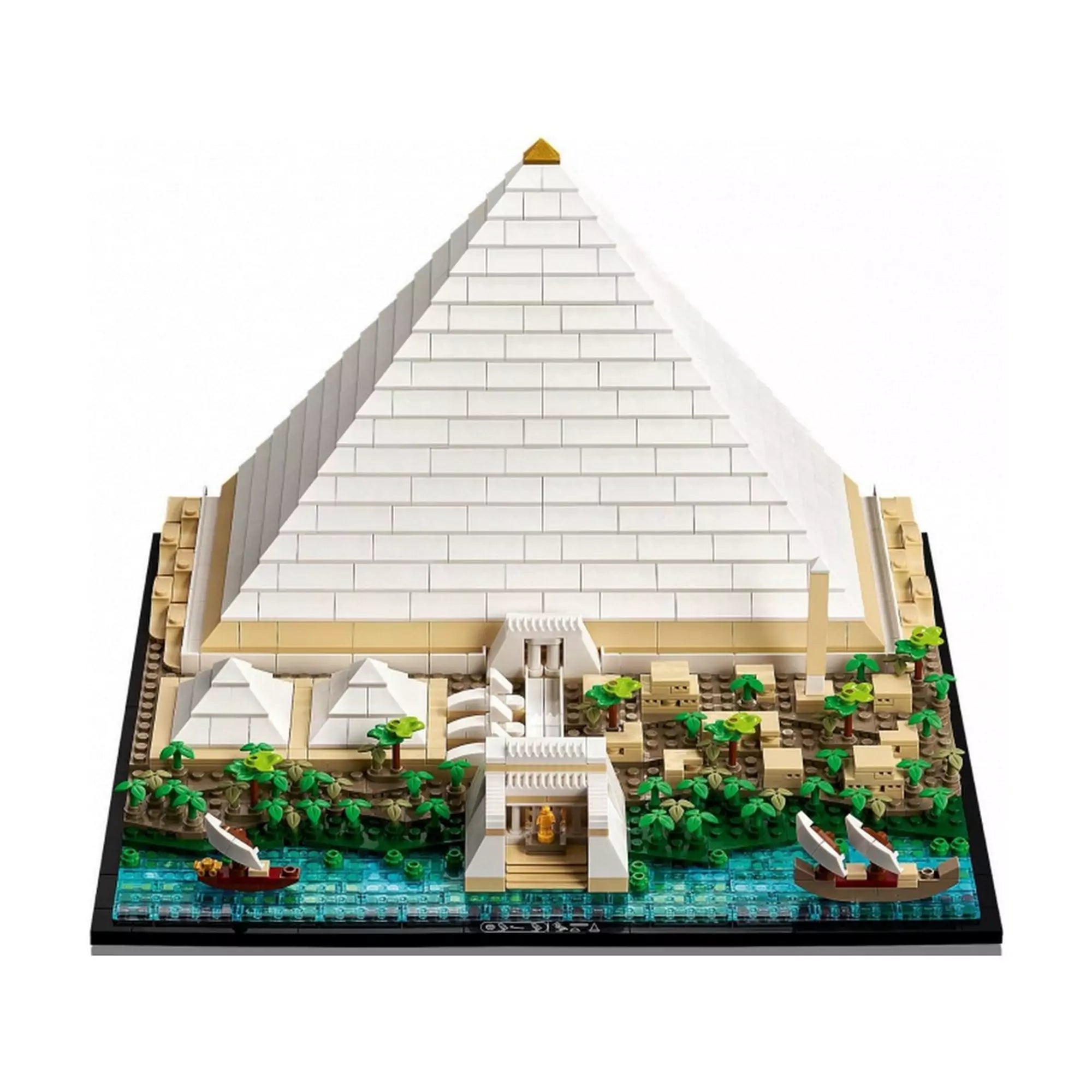 A LEGO Architecture: A gízai nagy piramis (21058) készlet elölnézeti képe, ahol jól látható a nagy fehér piramis, a templom és a Nílus menti hajók.