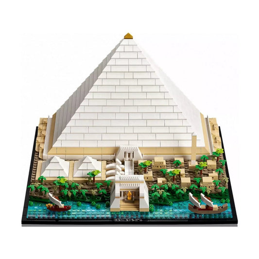 A LEGO Architecture: A gízai nagy piramis (21058) készlet elölnézeti képe, ahol jól látható a nagy fehér piramis, a templom és a Nílus menti hajók.