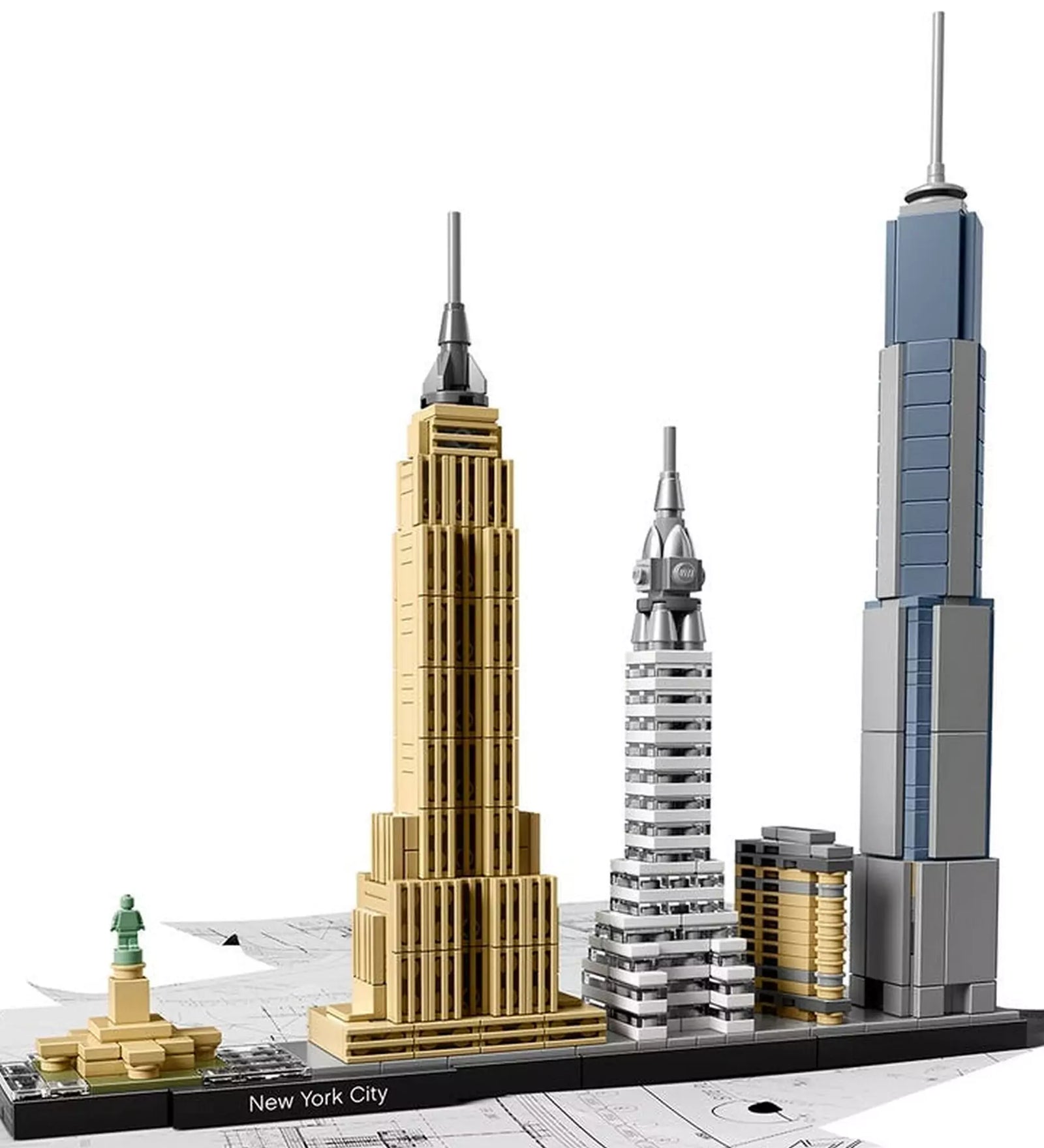 LEGO Architecture New York City (21028) elölnézeti városkép – Teljes LEGO városkép, amely New York legismertebb felhőkarcolóit ábrázolja egy sorban, fekete alaplapon „New York City” felirattal.