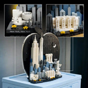 LEGO Architecture New York City – The Big Apple 21066 készlet részletképe, amely kiemeli a New York feliratot, az építészeti részleteket és a dekoratív kiállítási modellt.