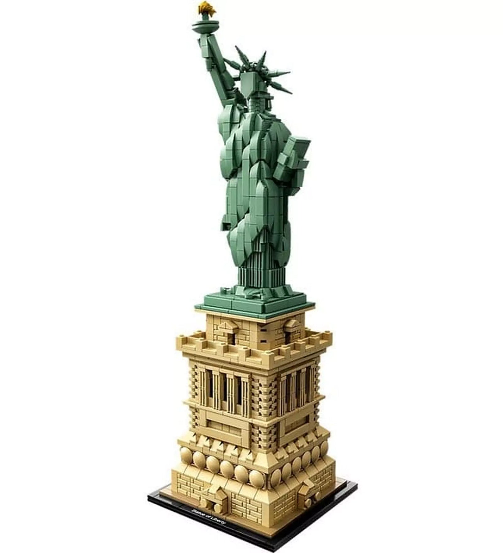 A LEGO Architecture Szabadság-szobor (21042) teljesen megépített modellje világos háttér előtt, zöld szobor felemelt fáklyával és részletgazdag, klasszikus stílusú alapzattal.