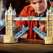 A LEGO Architecture Tower Bridge 21067 felnyitható hídja működés közben, a részletgazdag mechanika bemutatásával.