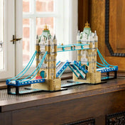 A LEGO Architecture Tower Bridge 21067 megépített modellje lakásdekorációként egy ablakpárkányon elhelyezve, felnyitott hídszakasszal.
