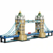 A LEGO Architecture Tower Bridge 21067 megépített londoni Tower Bridge modellje részletgazdag tornyokkal és felnyitható híddal.