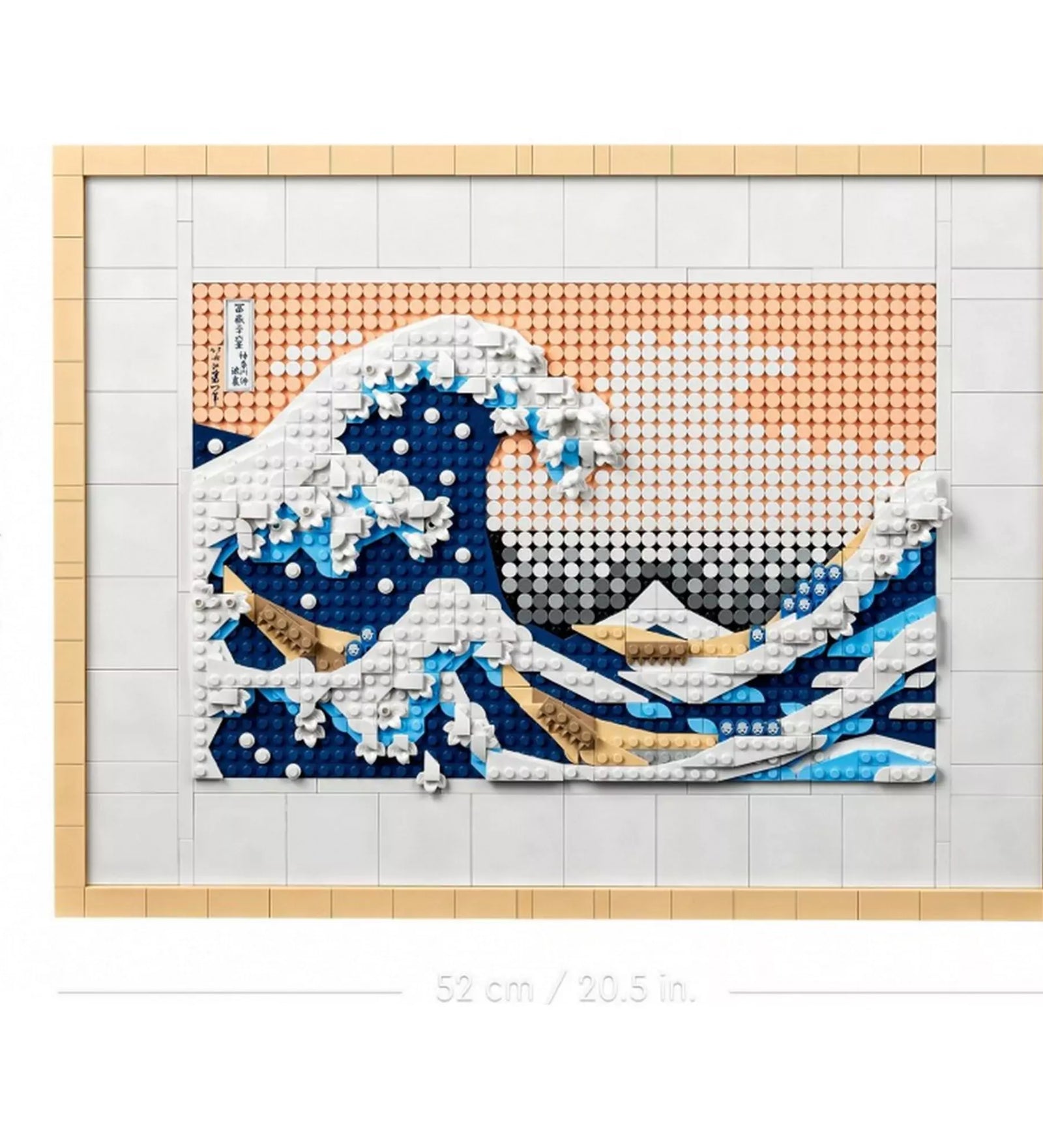A LEGO Hokusai: A nagy hullám (31208) teljes méretű, megépített képe, 52 cm széles és 39 cm magas, finom részletekkel és hullámokkal.