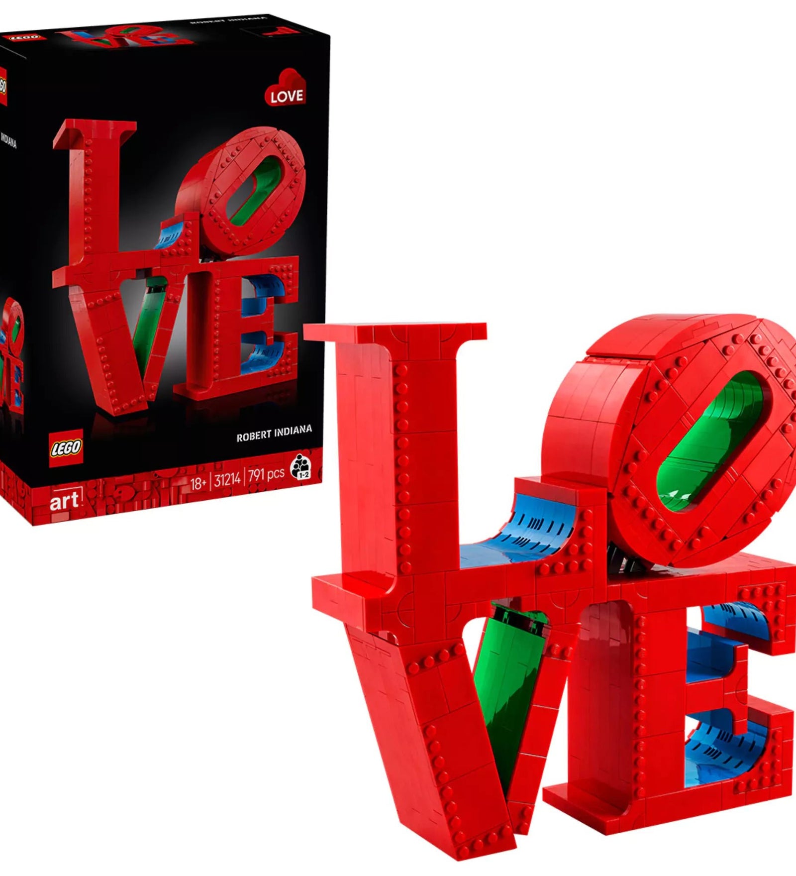 A LEGO Art: LOVE (31214) készlet elemei összeépítve, a híres piros LOVE felirattal, mellette a doboz képe; a betűk élénk zöld és kék részleteket is tartalmaznak.