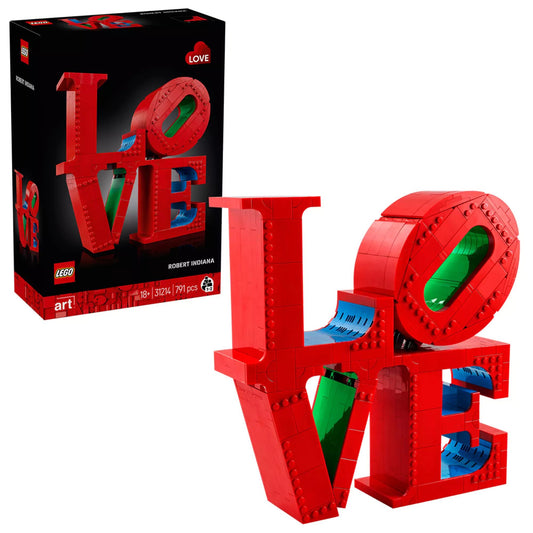 A LEGO Art: LOVE (31214) készlet elemei összeépítve, a híres piros LOVE felirattal, mellette a doboz képe; a betűk élénk zöld és kék részleteket is tartalmaznak.