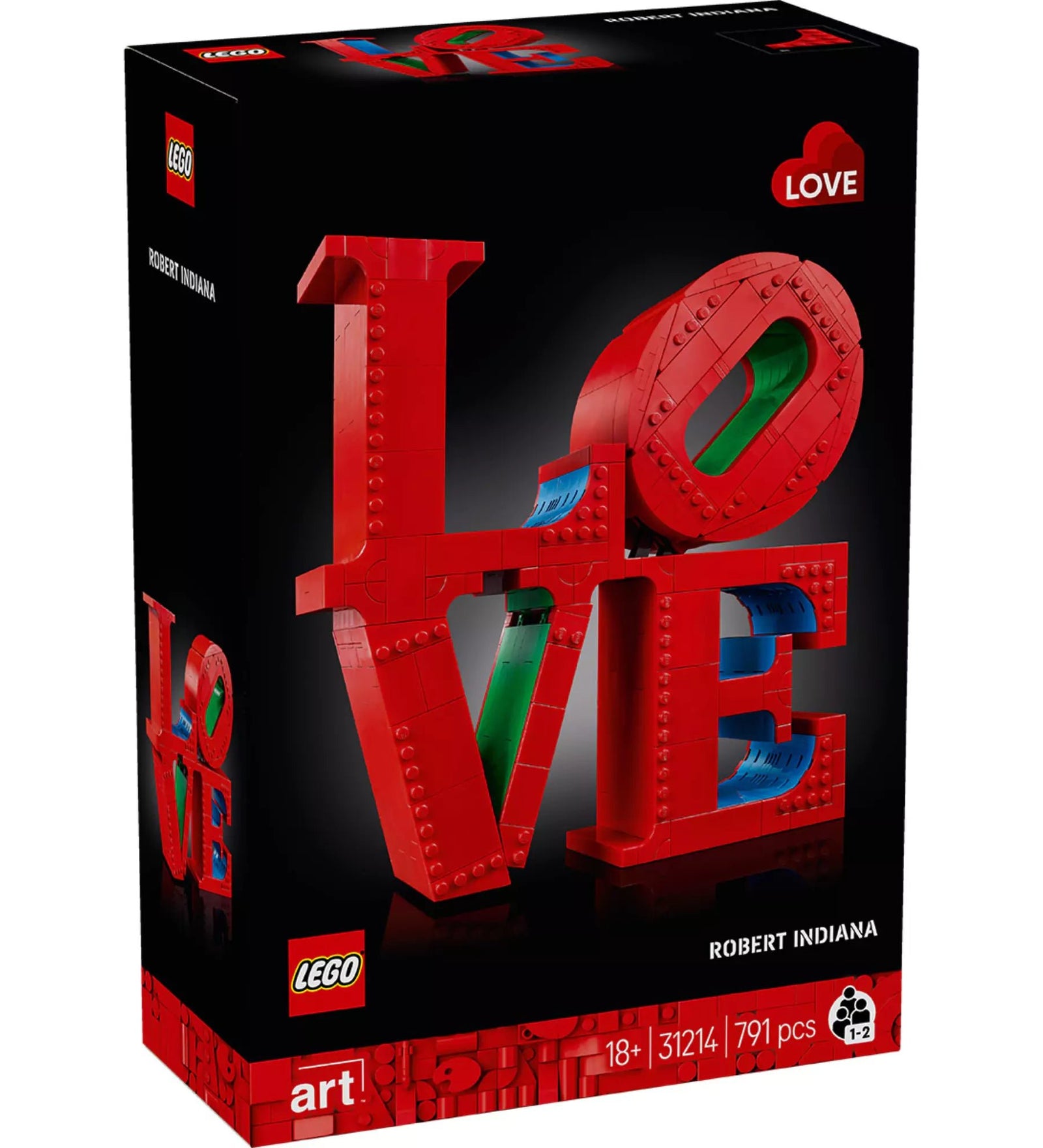 Fekete háttér előtt látható a LEGO Art: LOVE (31214) készlet doboza, amelyen Robert Indiana híres vörös LOVE felirata zöld és kék részletekkel építőkockákból jelenik meg.