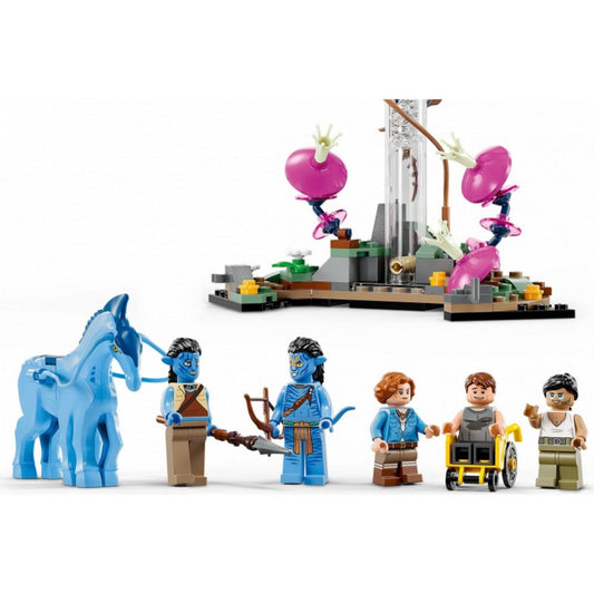 A LEGO Avatar (75573) szett minifigurái – köztük Na’vik, tudósok és egy direhorse –, háttérben egy különleges Pandora-növény.