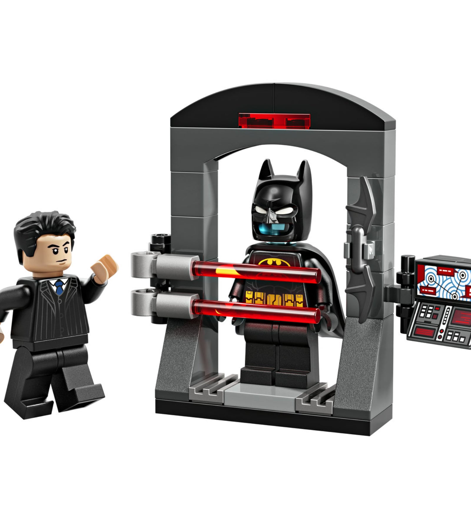 LEGO Batman Bruce Wayne and the Batsuit (30726) megépített jelenet, Batman páncélban áll a berendezésben, mellette Bruce Wayne és vezérlőpanel.