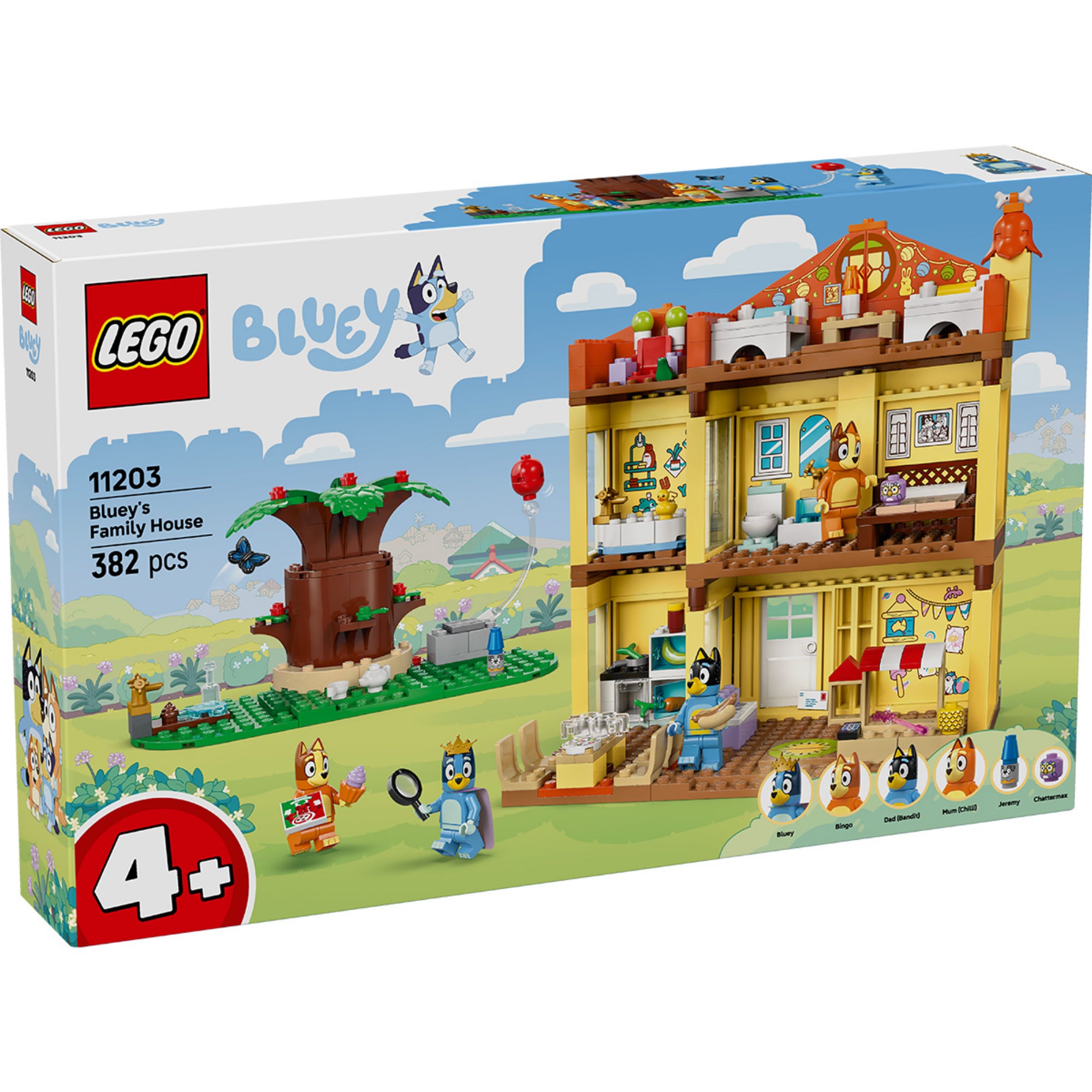 Közelről fotózott LEGO Bluey családi háza doboz, amelyen a sárga piros tetős ház látható nyitott oldallal, Bluey és Bingo játszanak az udvaron, mellette fa és piros lufi. A dobozon feltüntetett információ: 4+ korosztály, 382 darabos, a szereplők nevei is megjelennek.