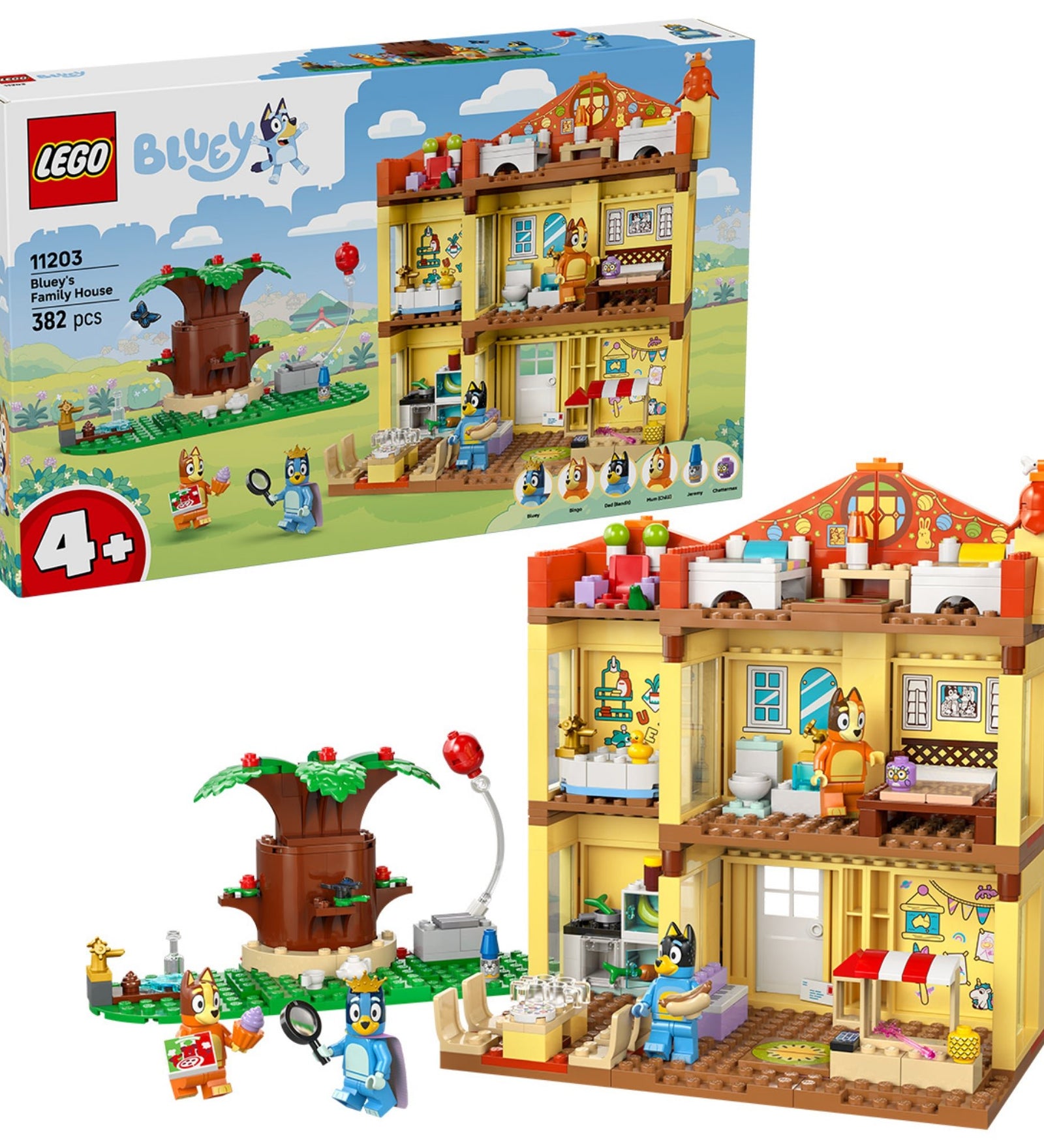 A LEGO Bluey családi háza (11203) doboza és a háromszintes ház összeépítve, 382 darabból. A ház mellett egy nagy fa, lufi és különböző szereplők, például Bluey, Bingo, Chilli és Bandit figurái. A dobozon 4+ korosztályjelzés, vidám háttér és a Bluey logó látható.
