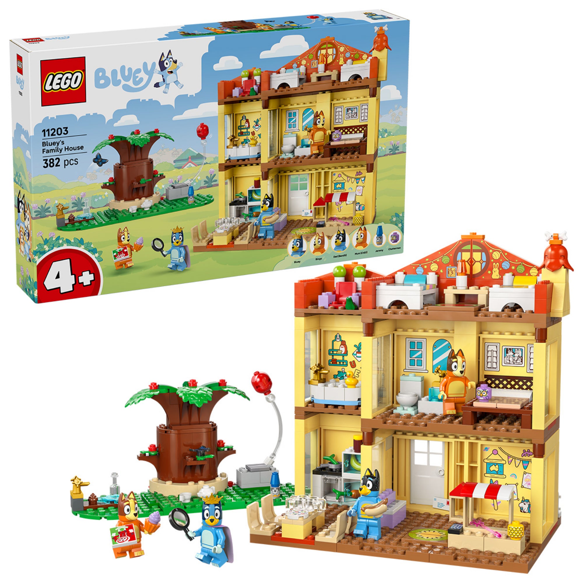A LEGO Bluey családi háza (11203) doboza és a háromszintes ház összeépítve, 382 darabból. A ház mellett egy nagy fa, lufi és különböző szereplők, például Bluey, Bingo, Chilli és Bandit figurái. A dobozon 4+ korosztályjelzés, vidám háttér és a Bluey logó látható.
