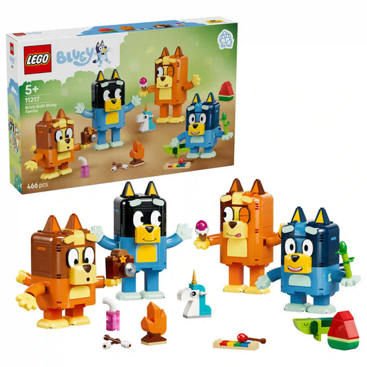 LEGO Bluey: Kockákból épült Bluey család (11217) készlet a dobozzal együtt, megépíthető Bluey, Bingo, Bandit és Chilli figurákkal, valamint játékos kiegészítőkkel, például unikornisfejjel, gördeszkával és tábortűzzel.