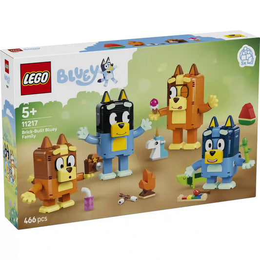 LEGO Bluey: Kockákból épült Bluey család (11217) dobozképe, amely bemutatja a négy ikonikus Bluey szereplőt és a hozzájuk tartozó kreatív építési elemeket.
