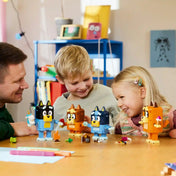 LEGO Bluey: Kockákból épült Bluey család (11217) életkép, ahol egy család együtt játszik a megépített Bluey, Bingo, Bandit és Chilli figurákkal, fejlesztve a kreativitást és a szerepjátékos készségeket.