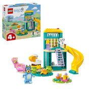 LEGO Bluey Játszótéri móka Bluey-val és Chloe-val (11201) készlet teljes tartalma, színes játszótér csúszdával, hintával, piknikasztallal és Bluey valamint Chloe figuráival.