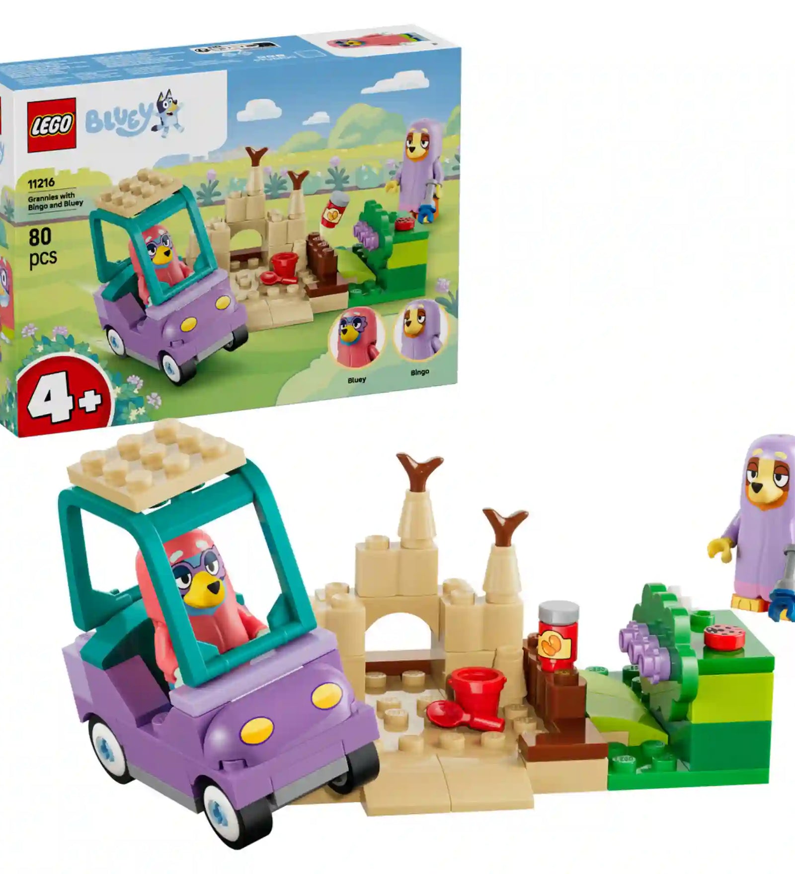 LEGO Bluey: Nagymamák Bluey-val és Bingóval (11216) készlet a dobozzal együtt, lila autóval, homokvárral, strandkellékekkel, valamint Bluey és Bingo nagymamás jelmezben.