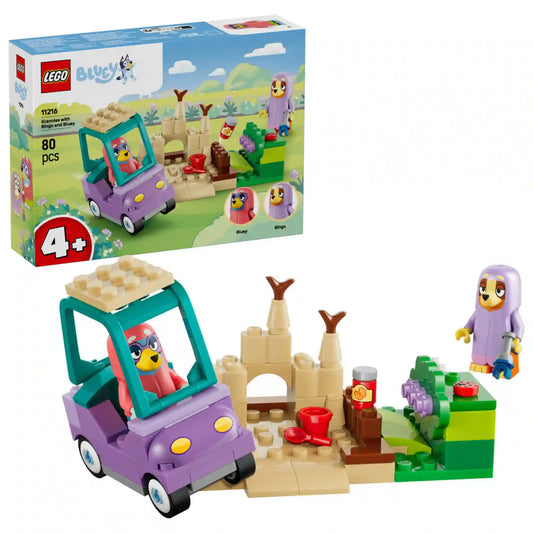LEGO Bluey: Nagymamák Bluey-val és Bingóval (11216) készlet a dobozzal együtt, lila autóval, homokvárral, strandkellékekkel, valamint Bluey és Bingo nagymamás jelmezben.