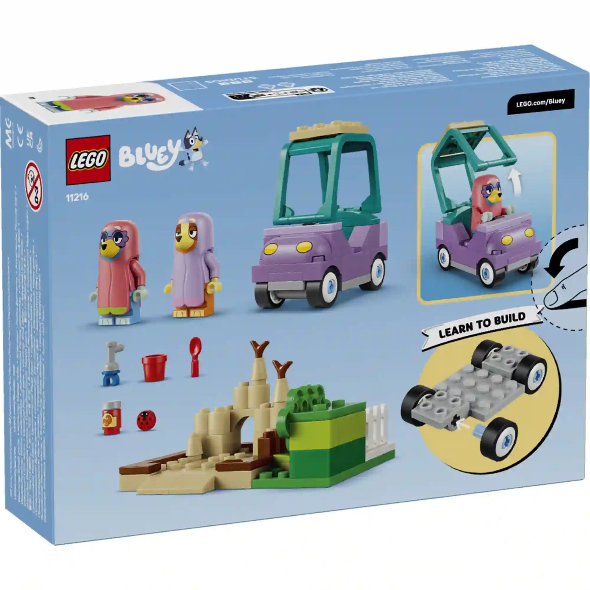 LEGO Bluey: Nagymamák Bluey-val és Bingóval (11216) dobozának hátoldala, a Bluey és Bingo figurákkal, a nyitható tetős autóval, a homokvárral és az egyszerű építési útmutatóval.