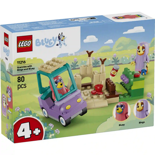 LEGO Bluey: Nagymamák Bluey-val és Bingóval (11216) dobozképe, amely bemutatja a strandjelenetet, a homokvárat, a kis autót és a két népszerű Bluey szereplőt.