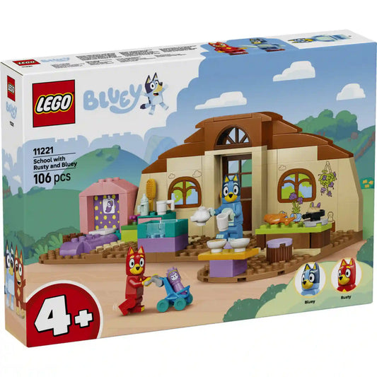 LEGO Bluey: Iskola Blueyval és Rustyval (11221) dobozképe, amely bemutatja az iskolaépületet, Bluey és Rusty karaktereket, valamint a kreatív szerepjátékhoz használható tantermi elemeket.