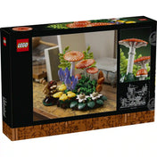 LEGO Botanicals Erdei gombák (11505) készlet hátoldala, amely a megépített erdei gombakompozíció lakásdekorációként történő kiállítását és a modell részleteit szemlélteti.