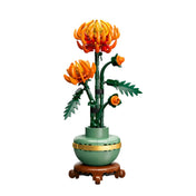 A LEGO Botanicals 10368 Chrysanthemum termékfotója fehér háttéren, a részletes virágokkal és zöld kaspóval.