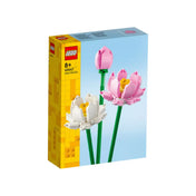 A LEGO Lotus Flowers (40647) készlet doboza elölnézetből, rajta három elegáns lótuszvirág: egy bimbó és két teljesen kinyílt virág fehér és rózsaszín szirmokkal.