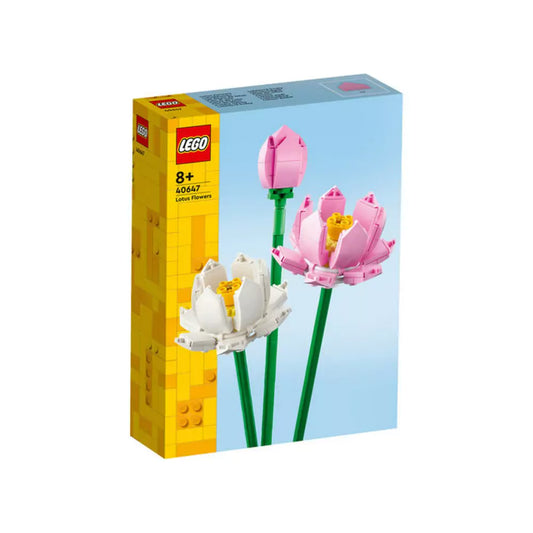 A LEGO Lotus Flowers (40647) készlet doboza elölnézetből, rajta három elegáns lótuszvirág: egy bimbó és két teljesen kinyílt virág fehér és rózsaszín szirmokkal.