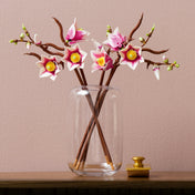 LEGO Botanicals Magnolia Branches 11510 magnólia ágak LEGO virágcsokor üveg vázában dekorációként elhelyezve.