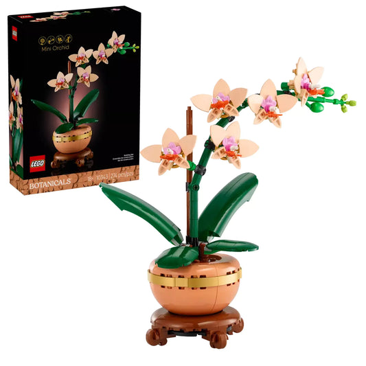 A LEGO Mini Orchidea (10343) készlet doboza és a teljesen összeépített virágmodell egymás mellett bemutatva.