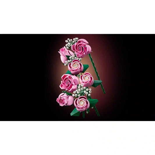 A LEGO Botanicals Rózsaszín rózsacsokor (10374) építőkészlet néhány összeépített rózsaszála fekete háttér előtt.