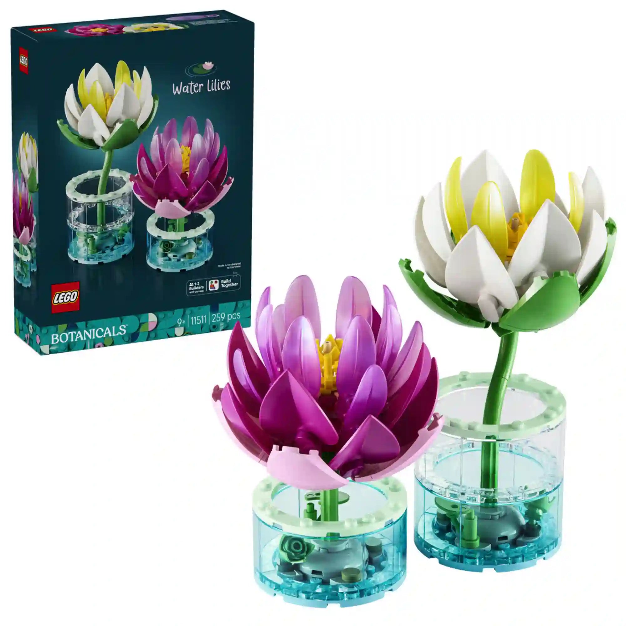 LEGO Botanicals Tavirózsák (11511) készlet a dobozképpel és a megépített fehér, valamint rózsaszín tavirózsa modellekkel, áttetsző vízhatású talapzatokon.