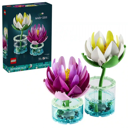 LEGO Botanicals Tavirózsák (11511) készlet a dobozképpel és a megépített fehér, valamint rózsaszín tavirózsa modellekkel, áttetsző vízhatású talapzatokon.