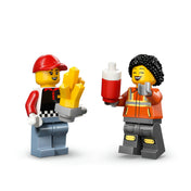 LEGO City minifigurák a Sültkrumplis food truck készletből, sült krumplival és szószos palackkal.