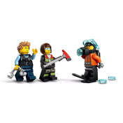 LEGO City minifigurák közelképe: rendőr, tűzoltó és felfedező a szettből.