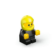 LEGO City Tűzoltóautó 60482 – tűzoltó minifigura sárga sisakkal, a készlet figurája fehér háttéren.