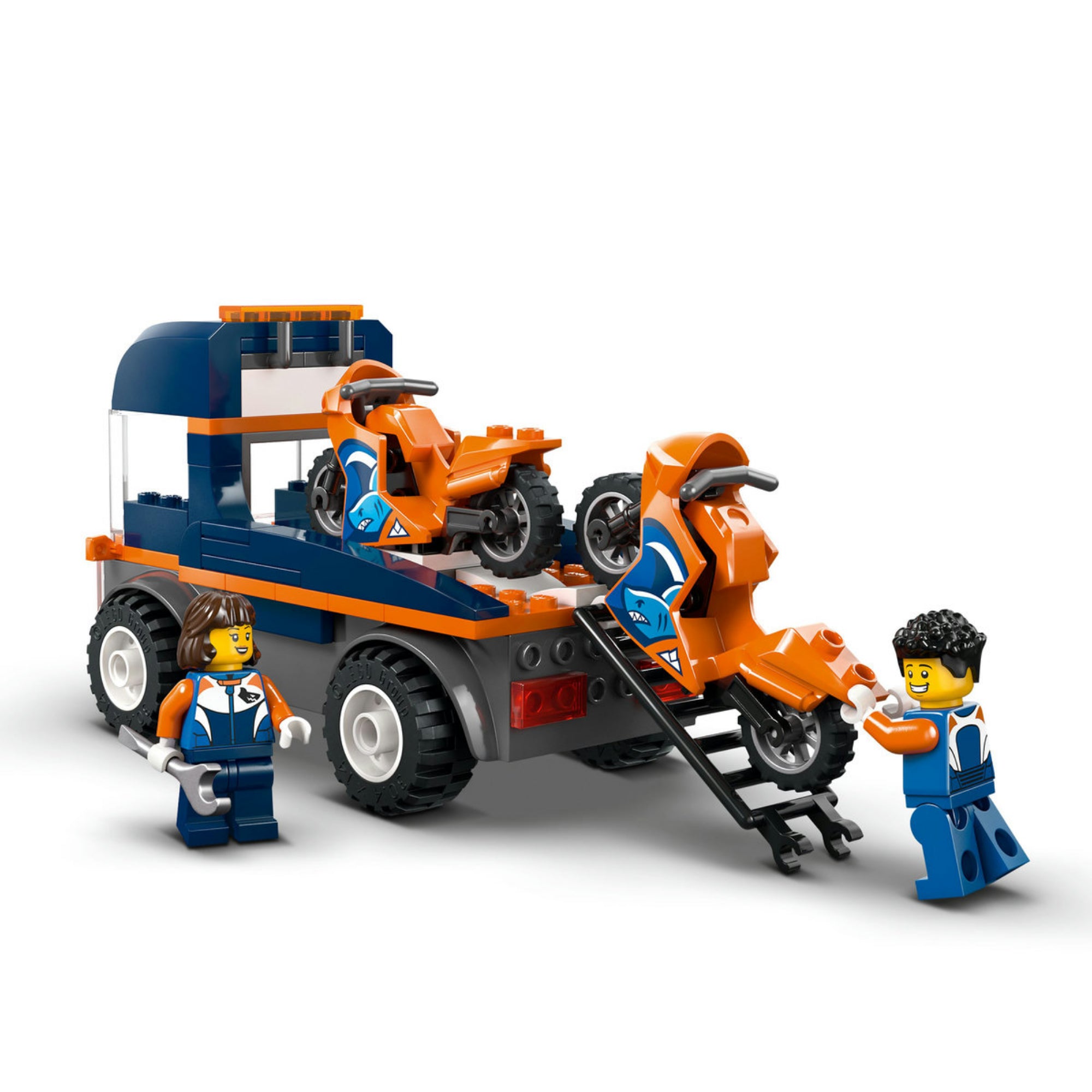 LEGO City motoros szállító teherautó rámpával és két motorral, minifigurákkal.